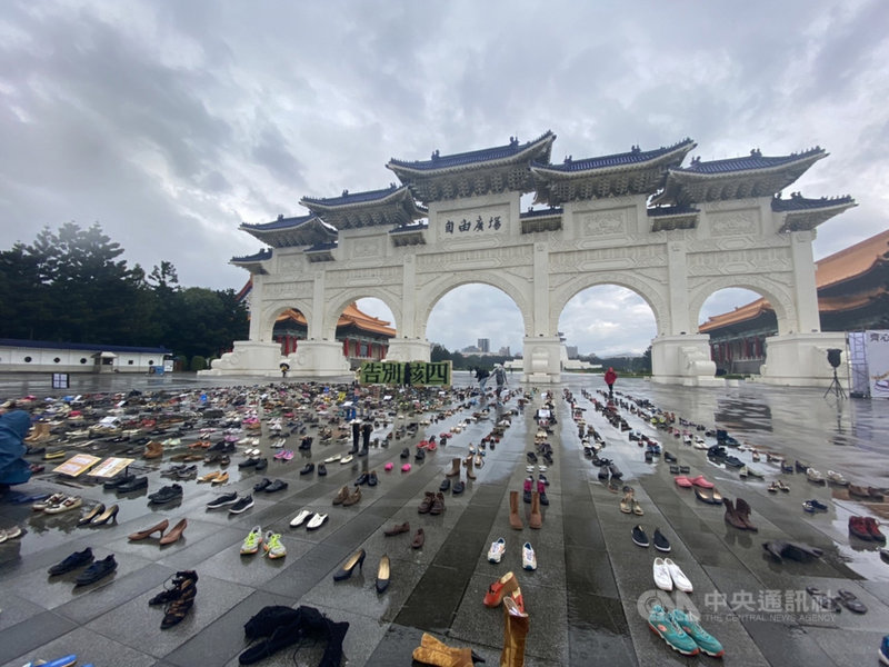 全國廢核行動平台27日發起「齊心鞋力」行動,將逾千雙鞋放置在自由廣場,象徵「一人一鞋」反核遊行景象,呼籲民眾對重啟核四公投投不同意票。中央社記者吳欣紜攝 110年11月27日