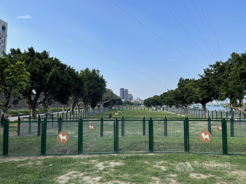 台北市動保處27日宣布,士林區百齡左岸河濱公園內的福順狗運動公園啟用,公園面積達1870平方公尺,並有狗遊憩設施及休憩座椅等。(動保處提供)中央社記者劉建邦傳真 110年11月27日