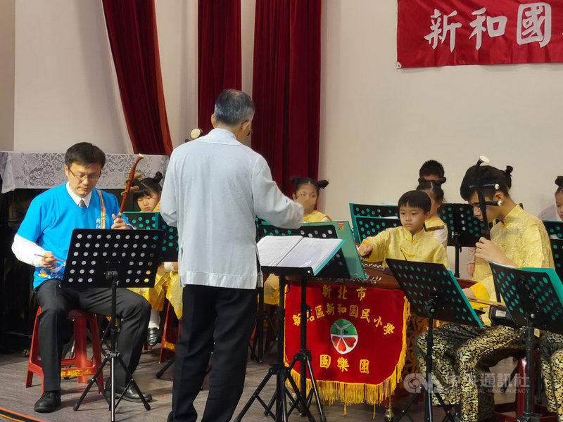 新北市新和國小國樂團27日舉辦成果發表音樂會,新北市教育局長張明文(左)還與學童以二胡合奏「城裡的月光」,讓整場音樂會掀起最高潮。(新和國小提供)中央社記者黃旭昇新北傳真 110年11月27日