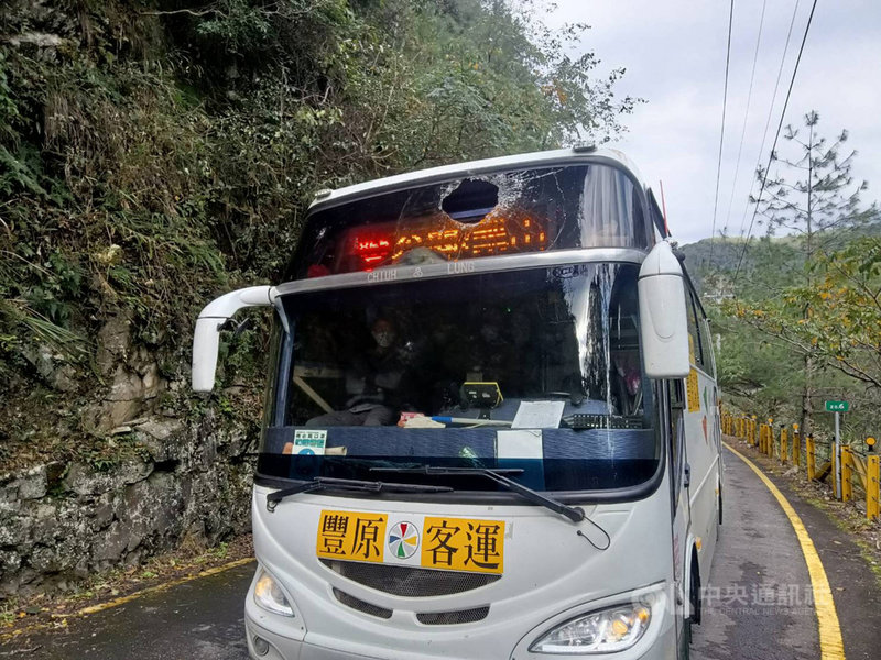 一輛豐原客運開往台中市和平區德基地區的公車,27日行經中橫便道時不慎遭落石擊中,幸車上15人無受傷。(公路總局提供)中央社記者蘇木春傳真 110年11月27日