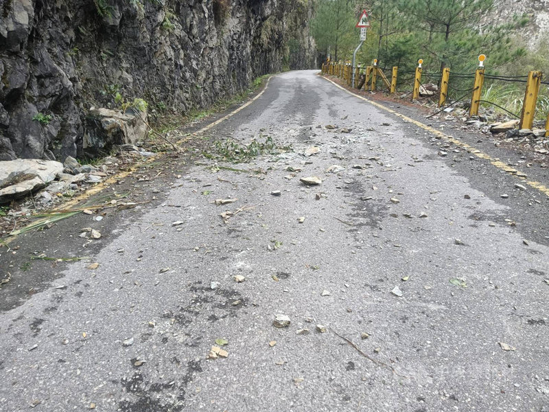 一輛豐原客運開往台中市和平區德基地區的公車,27日行經中橫便道時不慎遭落石擊中,路面散落碎石。(公路總局提供)中央社記者蘇木春傳真 110年11月27日
