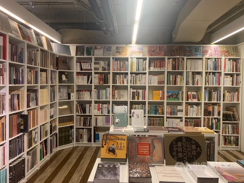 金門縣文化局表示,文化局出版的圖書,長期在國家書店、三民書局、五南書局、南天書局等大型書店販售,民眾可到書店或透過網路書店隨時選購。今年出版品有村史4本、獎助個人出版18本,成果豐碩。(民眾提供)中央社記者黃慧敏傳真 110年11月27日