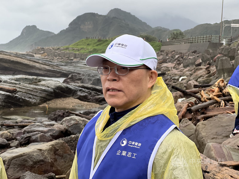 中華電信董事長謝繼茂27日參加淨灘活動時受訪表示,中華電信對職棒第6隊「很有興趣」,希望看到新的運動獎勵條例出來,對於評估可能會產生轉折性的結果。中央社記者吳家豪攝 110年11月27日