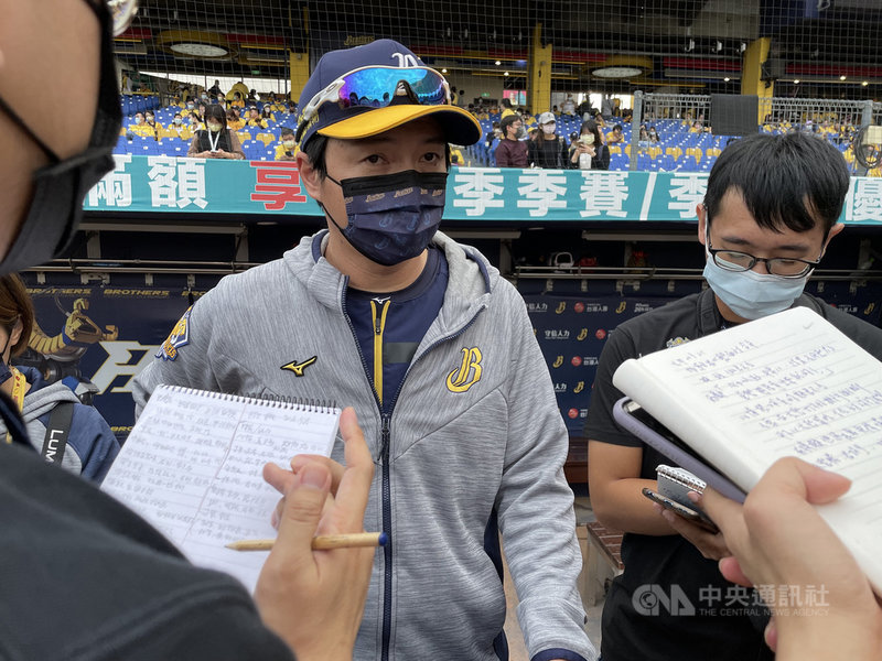 中華職棒總冠軍賽27日首戰在台中洲際棒球場開打,中信兄弟連2年與統一獅隊爭冠,去年離總冠軍差一步,兄弟隊總教練林威助(中)表示,今年抱著挑戰者的心態面對,短期比賽就是打氣勢。中央社記者謝靜雯攝 110年11月27日