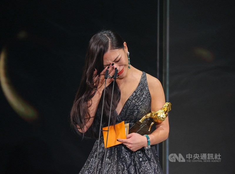 歌手艾怡良首度跨界演出電影「我沒有談的那場戀愛」,同時也自己作詞作曲與演唱主題曲「我這個人」,成功拿下本屆金馬獎最佳電影原創歌曲,艾怡良致詞時難掩激動落淚。中央社記者鄭清元攝 110年11月27日