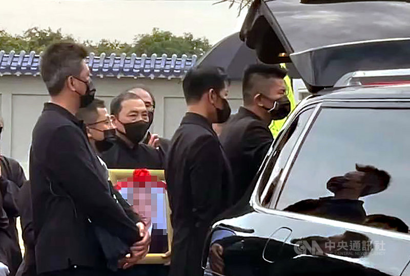 新北市長侯友宜父親侯溪濱日前過世,27日下午在嘉義縣朴子市立殯儀館低調舉行家祭,僅侯家親人參加,侯友宜(中後)手捧遺照送父親最後一程。(翻攝畫面)中央社記者黃國芳傳真 110年11月27日