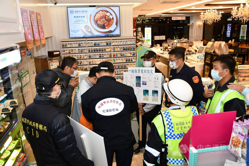 桃園龜山區蔡姓超商店員因勸戴口罩遭蔣姓男子刺死。桃園市政府警察局桃園分局擬定「超商自衛防暴對策」,並到超商宣導相關措施,強化超商安全維護機制。(警方提供)中央社記者葉臻傳真 110年11月27日