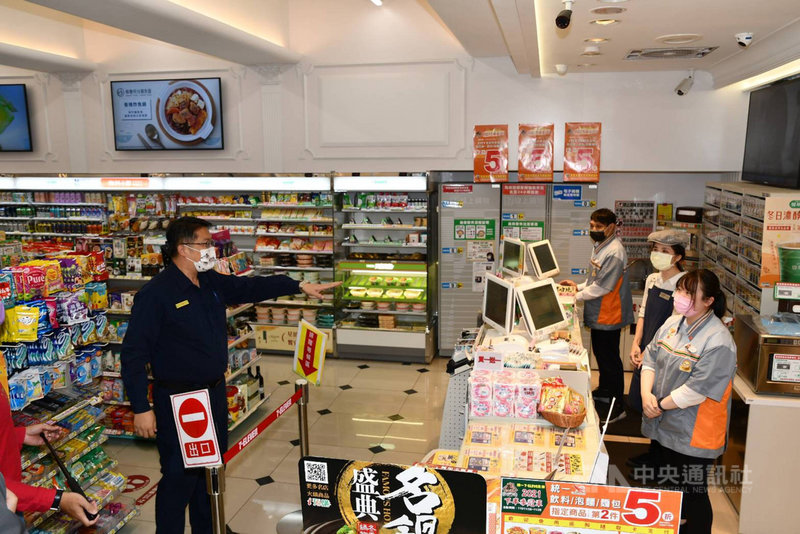 桃園市政府警察局桃園分局制定「超商自衛防暴對策」,強化超商安全,桃園分局長李建民(左)與員警到超商宣導相關措施,與店員進行演練,增進人員危機處理能力。(警方提供)中央社記者葉臻傳真 110年11月27日