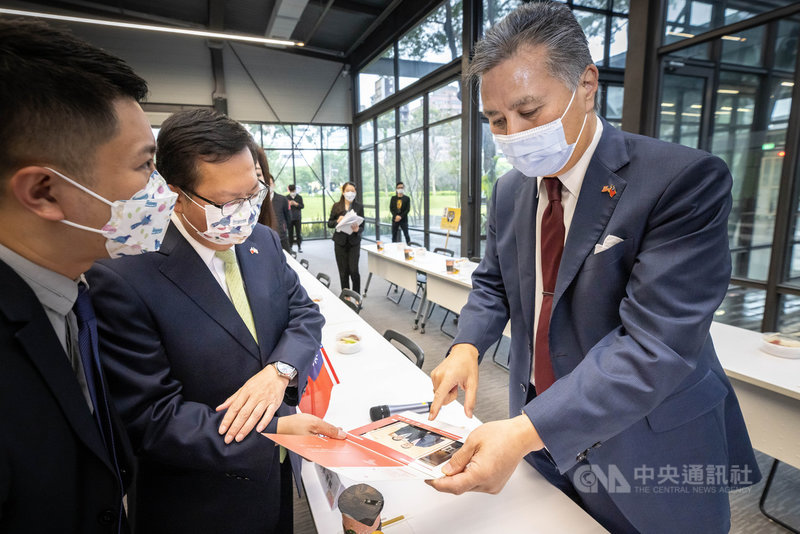 美國聯邦眾議員高野(Mark Takano)(右)等人訪台,26日在桃園市長鄭文燦(左2)陪同下參訪虎頭山創新園區,鄭文燦還贈送高野當初2人首次見面的照片。(桃園市政府提供) 中央社記者葉臻傳真 110年11月27日