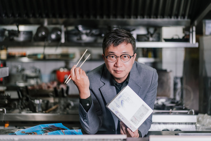 導演王嘉明將劇本集結成冊,出版推出「王記食譜:料理莎士比亞」。王嘉明說,如果莎士比亞的劇本是上等食材,「我選擇把它做成台式便當」。(莎妹工作室提供)中央社記者趙靜瑜傳真 110年11月27日