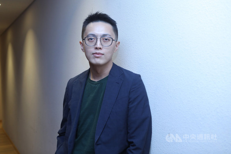 客語時代劇「茶金」是「我們與惡的距離」金鐘導演林君陽(圖)的首部時代劇,林君陽坦言,最初曾因不熟悉客語、客家文化推掉工作,後來製作人湯昇榮遞上更完整的劇本後,他終於找到與自己生命共鳴的觀點,他說,那是段關於拼湊爺爺生命故事的念想。(公視提供)中央社記者葉冠吟傳真 110年11月27日