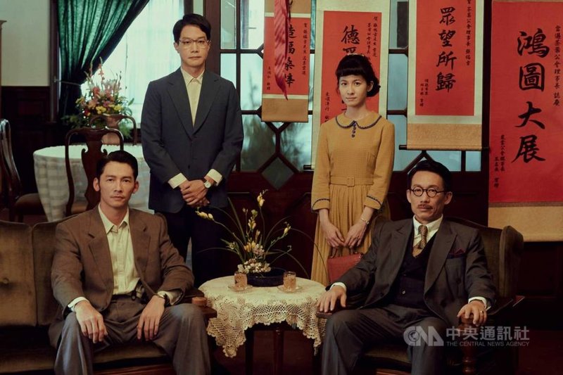 客語時代劇「茶金」以1949年國民政府光復初期為背景,描述茶商千金張薏心如何在爾虞我詐的茶葉商戰與惡性通膨壓力下,力爭上游打出一片天,由演員溫昇豪(左起)、薛仕凌、連俞涵、郭子乾領銜主演。(公視提供)中央社記者葉冠吟傳真 110年11月27日