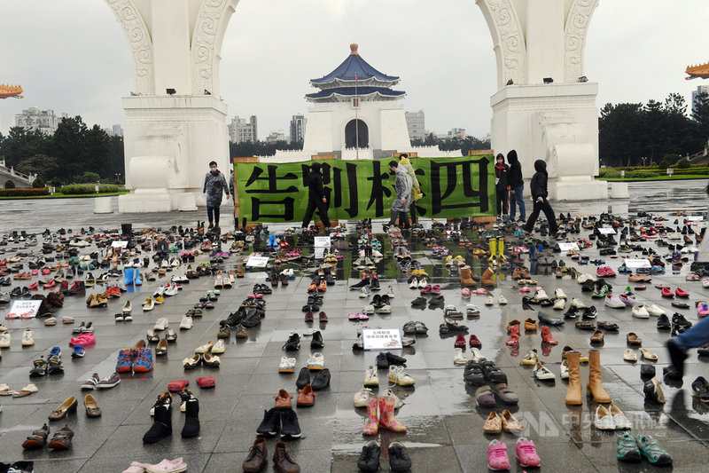 全國廢核行動平台發起「齊心鞋力,反核有力」行動,募集鞋子,27日在自由廣場前擺出千餘雙鞋子,象徵歷年反核遊行景象。中央社記者施宗暉攝 110年11月27日