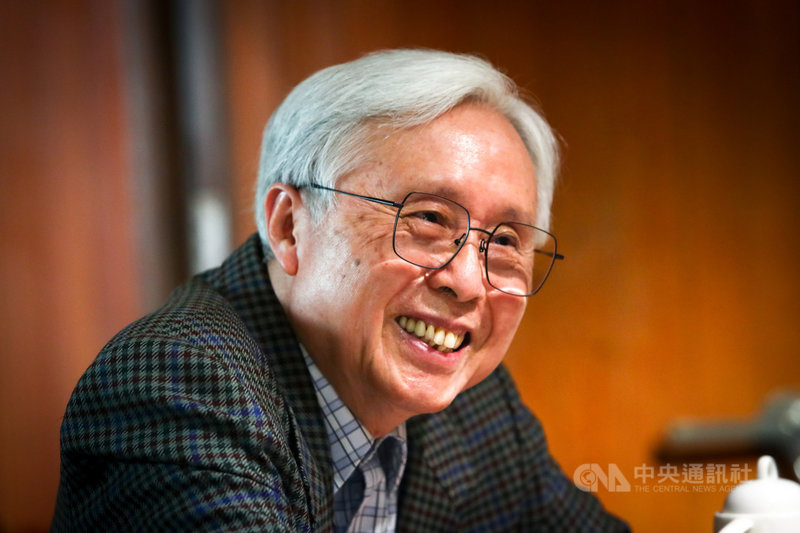 作曲家賴德和表示,過往很多作曲家都會覺得以五聲音階來創作很俗,好像很落伍也不是新技法,但他會想方設法持續轉調,讓樂作不會有聲響上的疲乏感,他藉由和聲色彩去表達文字意境,再加上人聲旋律配合語言、音調與節奏,讓藝術歌曲更容易被樂迷欣賞。中央社記者王騰毅攝 110年11月27日