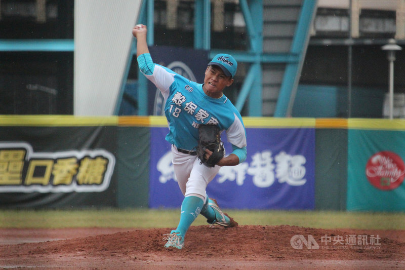 黑豹旗高中棒球大賽27日進行4強賽,穀保家商先發投手林盛恩(圖)用108球完投7局失2分,飆出10次三振,用球數、局數都是高中最多,幫助球隊奪勝、晉級決賽。中央社記者楊啟芳攝 110年11月27日