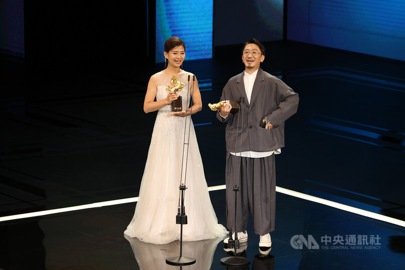 第58屆金馬獎27日晚間隆重舉行頒獎典禮,最佳美術設計由黃美清、梁碩麟(右)、廖惠麗(左)以「緝魂」奪得。中央社記者鄭清元攝 110年11月27日
