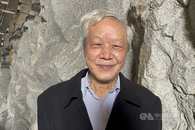 詩人向陽27日應邀參與2021金門坑道音樂節演出,他表示,在翟山坑道裡乘著竹筏在水面上讀詩、聆聽悠揚樂音,是難以複製的經驗,令人相當興奮。中央社記者黃慧敏攝 110年11月27日