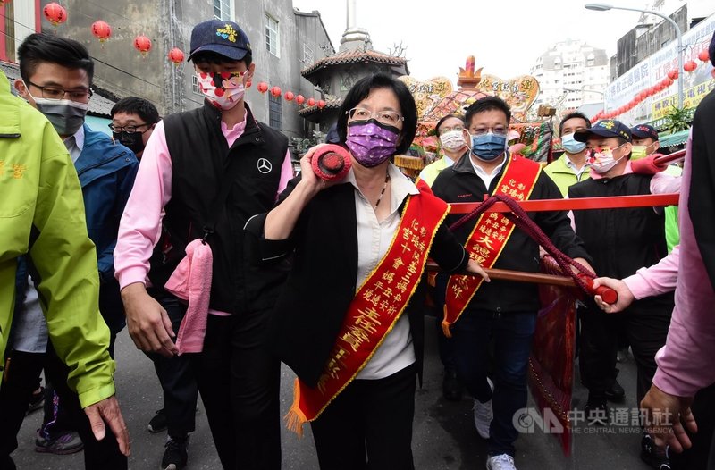 彰化南瑤宮天上聖母遶境十會媽角頭祈安遶境27日一早在南瑤宮起駕,彰化縣長王惠美(中)等人參與起駕大典,祈求國泰民安。(彰化縣政府提供)中央社記者吳哲豪傳真 110年11月27日
