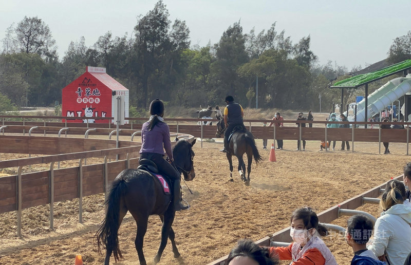金門縣畜產試驗所27日舉辦首屆布蘭格斯盃馬術趣味邀請賽,現場也安排園遊會活動,適逢週末假日,吸引不少大小朋友前來觀賽、逛園遊會,現場氣氛熱鬧。中央社記者黃慧敏攝 110年11月27日