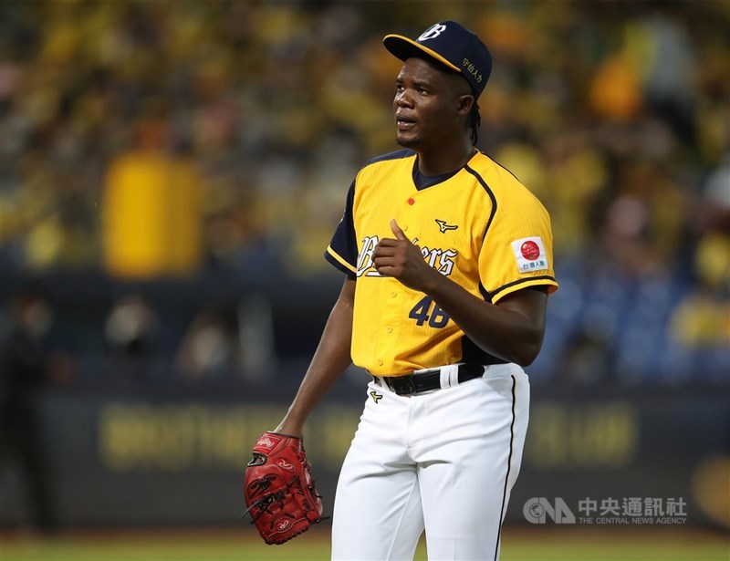 中職7戰4勝制年度總冠軍賽27日在台中洲際棒球場開打,中信兄弟隊派出陣中王牌洋投德保拉(Jose De Paula)先發,主投8局,投出5次三振、無失分,好投壓制對手,幫助球隊搶下關鍵勝利。中央社記者張新偉攝 110年11月27日