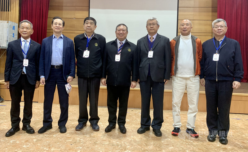 中華奧會27日在體育署大禮堂舉行第13屆選舉,現任主席林鴻道(中)以98.6%得票率獲得連任,並選出6名副主席,包括葉政彥(左起)、陳建平、蔡賜爵、蔡家福(右起)、廖裕輝、張煥禎。中央社記者龍柏安攝 110年11月27日