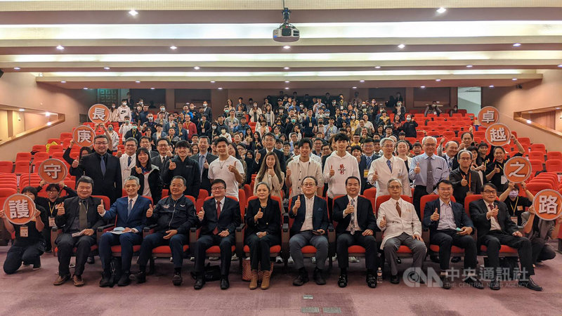 高雄長庚紀念醫院27日舉辦2021長庚運動醫學第2屆年度學術研討會,邀請5名體育國手到場分享經驗。長庚醫院也表示,至2021年共累計照護105名個人選手、70支隊伍、33所中學校隊,共3352人,涵蓋34個競技項目,投入近新台幣3億元資金。中央社記者曾以寧攝 110年11月27日