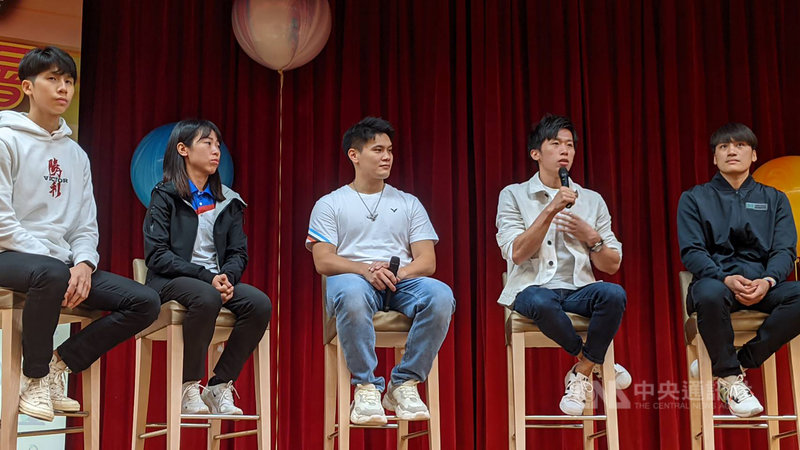 高雄長庚紀念醫院27日舉辦2021長庚運動醫學第2屆年度學術研討會,邀請東奧選手陳念琴(右起)、李智凱、王翌達、譚雅婷、林郁婷出席,分享接受醫療照顧的經驗。中央社記者曾以寧攝 110年11月27日