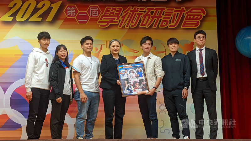 東奧國手李智凱(右3)等人27日出席高雄長庚醫院舉辦的運動醫學學術研討會,分享接受醫療照顧的經驗,並贈送他們在賽場上的奮戰照片給長庚醫院董事長王瑞慧(中)表達感謝。中央社記者曾以寧攝 110年11月27日