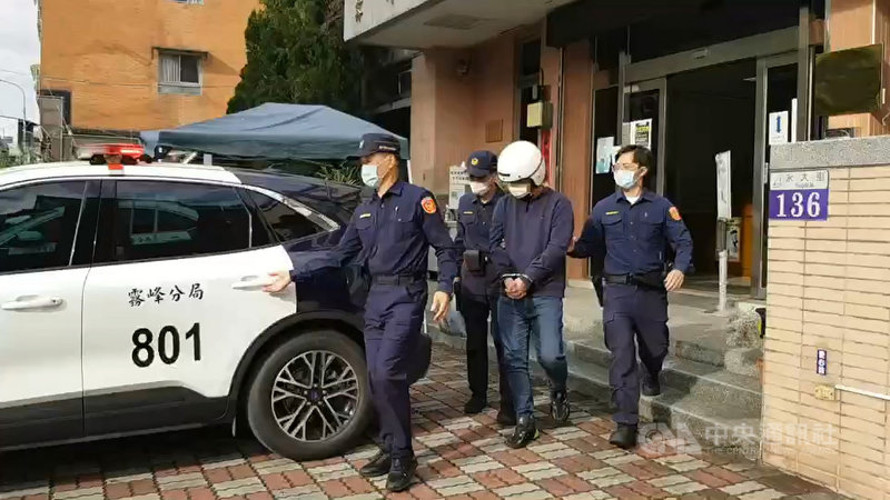 台中市大里區26日晚間發生男子持刀傷人案,警方初步調查,張姓犯嫌(右2)與被害人林姓男子疑因宮廟財務問題發生嫌隙,當晚張男持美工刀到林男住處理論,雙方拉扯間張男劃傷林男脖子與大腿,警方詢後27日依法將張男送辦。(翻攝畫面)中央社記者蘇木春傳真 110年11月27日