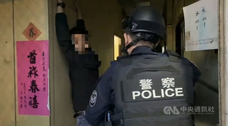台南市20歲男子沉迷線上賭博積欠新台幣49萬元,日前凌晨遭人擄走凌虐,警方獲報攻堅將人救出,並陸續逮捕涉案5人送辦。(台南市警局提供)中央社記者張榮祥台南傳真 110年11月27日