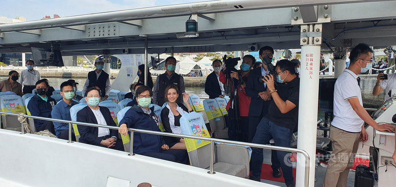 高雄愛河灣27日起舉辦海洋派對系列活動,高雄市長陳其邁(前左4)上午與活動嘉賓們搭乘全台首艘智慧駕駛無人船抵達會場。中央社記者洪學廣攝 110年11月27日