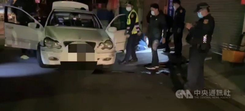 台南朱姓男子26日晚間攜毒駕車衝撞警方在永康區路檢點後,一路往南逃,市警局緊急調動沿線警網追捕約20公里,連開19槍,在仁德區文德路久井仁德交流道加油站對面成功攔截,壓制朱男順利逮捕到案。(台南市警局提供)中央社記者張榮祥台南傳真 110年11月27日