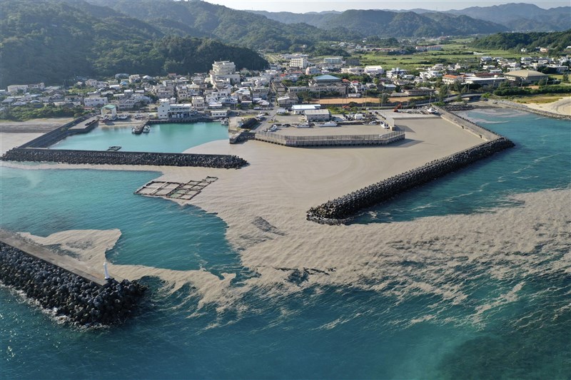 日本受到8月小笠原群島海底火山噴發影響，在沖繩本島等地沿海出現的大量「浮石」。圖為10月29日有大量浮石被沖到沖繩國頭村邊土名漁港。（共同社）