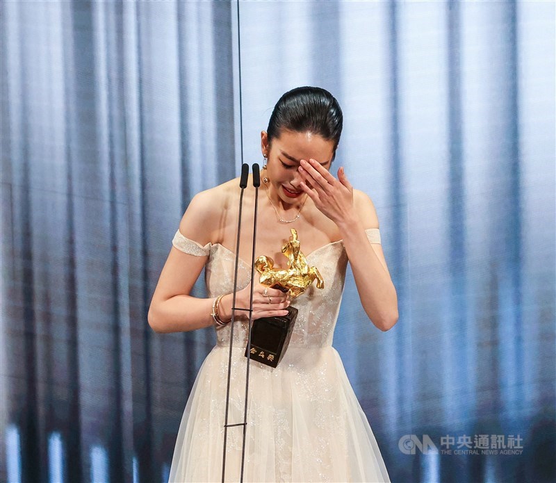 演員王渝萱以電影「該死的阿修羅」奪第58屆金馬獎最佳女配角獎，在台上領獎情緒激動落淚表示，「我不敢說我是最愛電影的人，但我愛故事，我想要繼續成為一個愛故事的人。」中央社記者鄭清元攝 110年11月27日