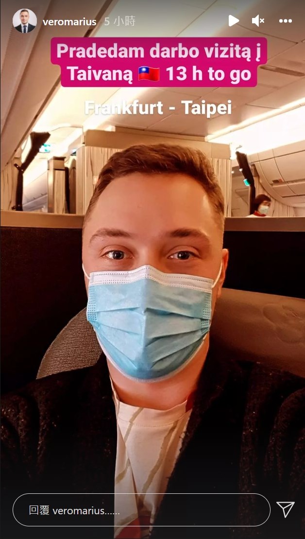 立陶宛國會議員馬提約沙帝斯(Marius Matijošaitis)27日刊出機艙照片,並表示「出訪行程開始。(圖取自instagram.com/veromarius)