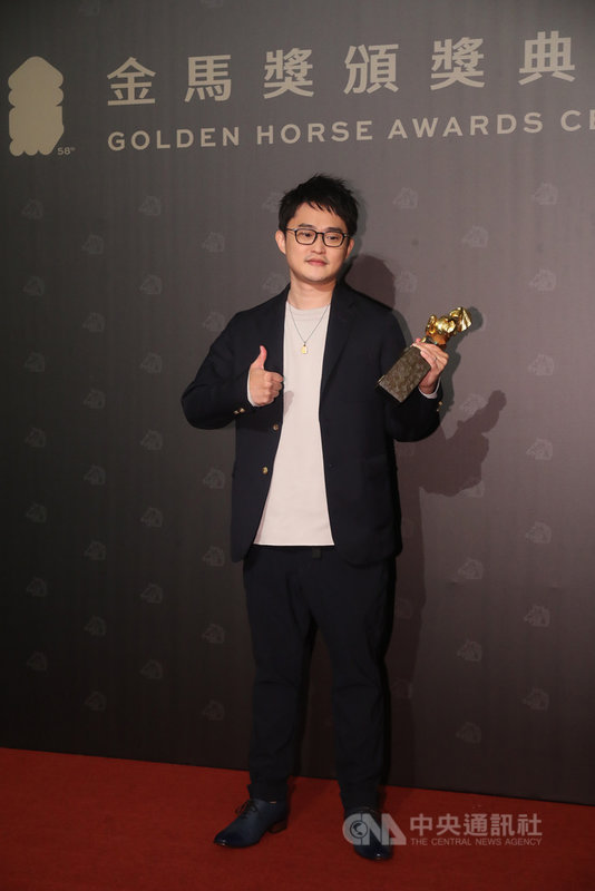 第58屆金馬獎頒獎典禮27日晚間在國父紀念館盛大舉行,最佳視覺效果獎由嚴振欽(圖)以「月老」獲得,他謝謝導演九把刀給予他非常大的空間發揮,一路以來相挺到底。中央社記者吳家昇攝 110年11月27日