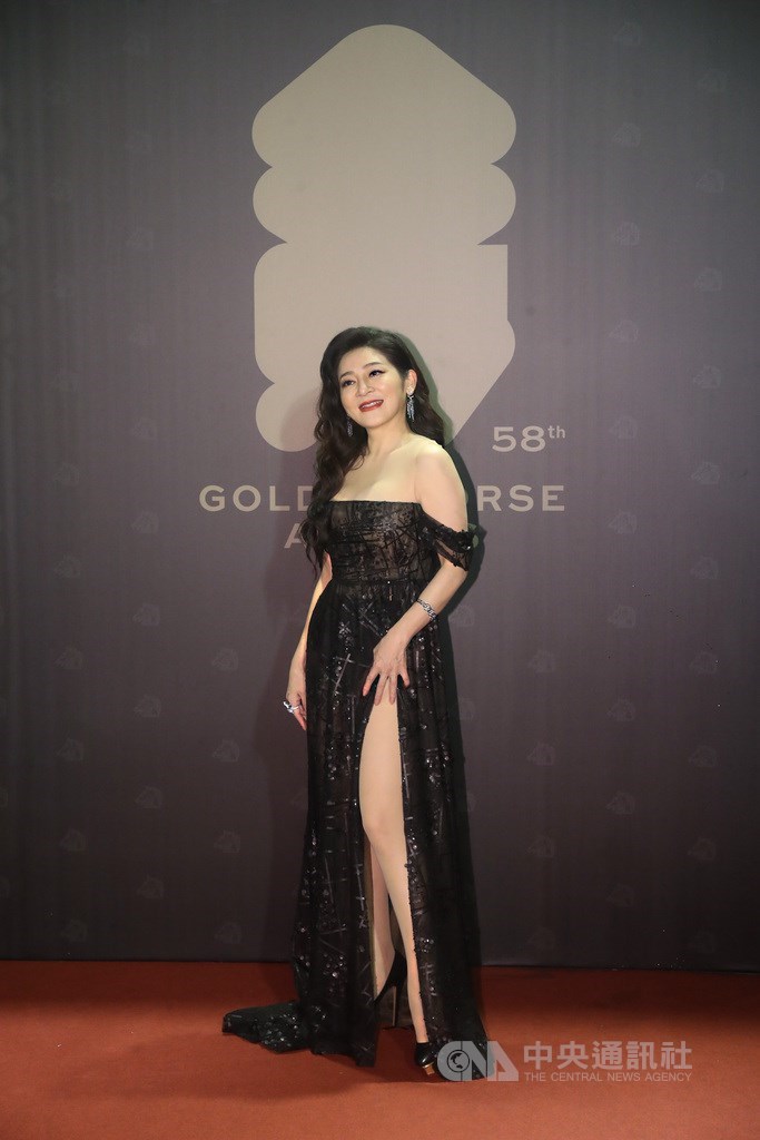 藝人王彩樺擔任本屆頒獎嘉賓,盛裝登紅毯。中央社記者吳家昇攝 110年11月27日