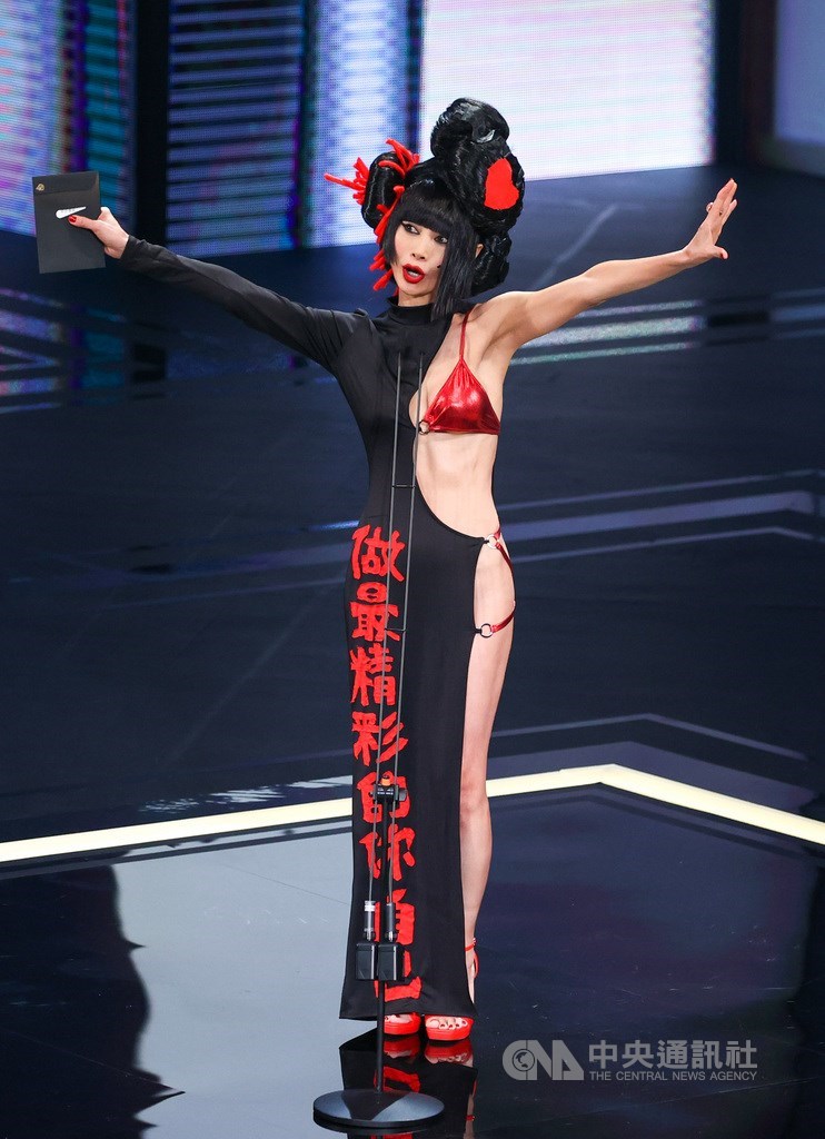 第58屆金馬獎27日晚間在國父紀念館舉行頒獎典禮,藝人白靈特別跨海來台擔任典禮頒獎嘉賓,她說,除了頒獎,她還要來鼓勵所有人「做最精彩的你自己」。中央社記者鄭清元攝 110年11月27日