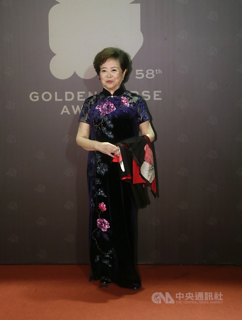 資深藝人陳淑芳擔任頒獎嘉賓,晚間穿上典雅旗袍開心走紅毯。中央社記者吳家昇攝 110年11月27日