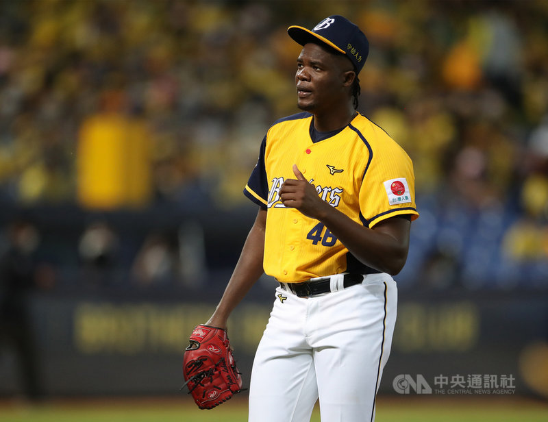 中職7戰4勝制年度總冠軍賽27日在台中洲際棒球場開打,中信兄弟隊派出陣中王牌洋投德保拉(Jose De Paula)先發,主投8局,投出5次三振、無失分,好投壓制對手,幫助球隊搶下關鍵勝利。中央社記者張新偉攝 110年11月27日