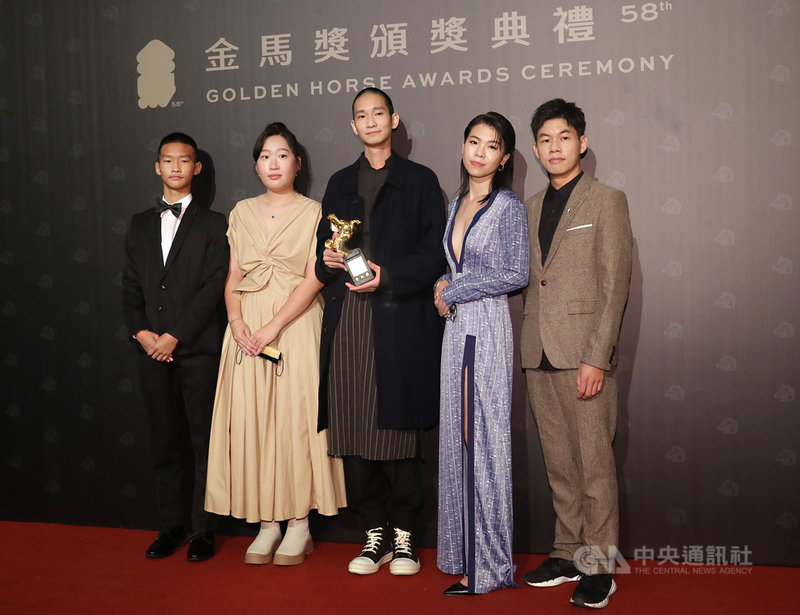 第58屆金馬獎頒獎典禮27日晚間在台北國父紀念館舉行,導演張誌騰(中)以「詠晴」拿下最佳劇情短片,他與劇組團隊頒獎後開心合影。中央社記者吳家昇攝 110年11月27日
