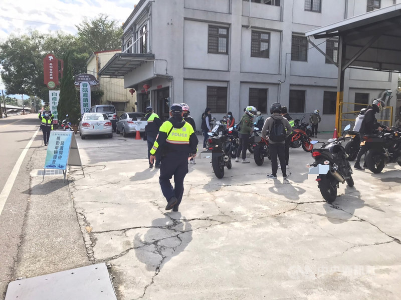 台中市山城新社區協中街是通往谷關的重要道路,當地居民經常為改裝車輛噪音所擾,台中市警方聯合環保及交通等單位執行聯合稽查,取締違規車輛。(民眾提供)中央社記者郝雪卿傳真 110年11月28日