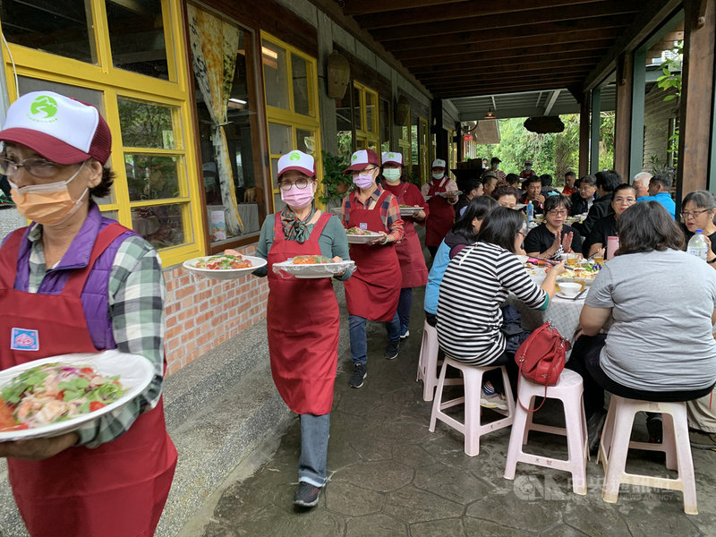 馬太鞍休閒農業區舉辦傳愛餐會,募款捐贈給門諾東區視力保健中心,活動導入專業廚師與家政班合作,運用在地食材及多元族群飲食開發創新料理,以公益餐會形式自由認捐。(門諾醫院提供)中央社記者李先鳳傳真 110年11月28日
