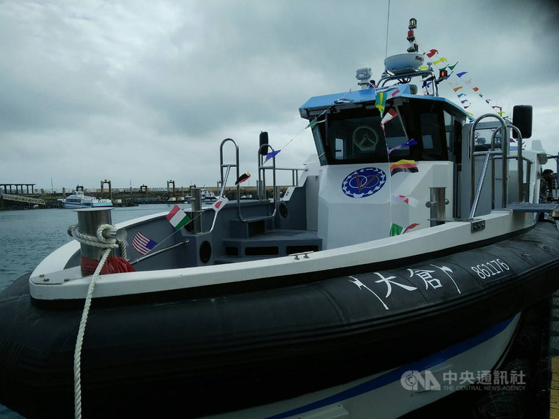澎湖白沙鄉新建離島交通船「大倉號」28日首航,將定期航行馬公重光至大倉島,航程只要8分鐘,讓離島居民有全新優質的交通船來服務。中央社 110年11月28日