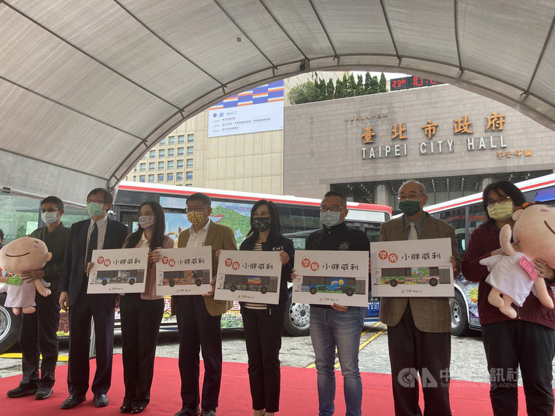 小胖威利病友關懷協會28日與台北市政府一同舉行藝術公車巡禮宣導記者會,將充滿天賦孩童的畫作化身成30輛藝術公車,即日起上路,盼社會關注這項疾病。中央社記者陳昱婷攝 110年11月28日