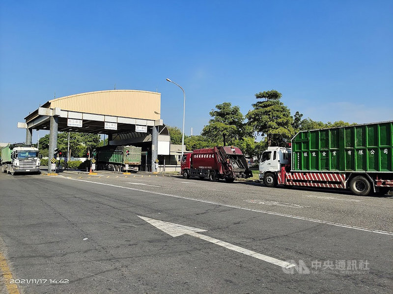 為防止不肖業者將外縣市事業廢棄物混充高雄本地廢棄物焚化,為防止弊端,高雄市政府將加強焚化廠進廠車輛落地檢查等。(高雄市環保局提供)中央社記者蔡孟妤傳真 110年11月28日