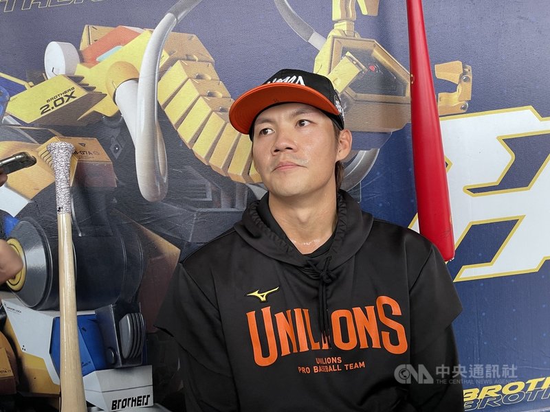 中職統一獅隊野手羅國龍(圖)中職生涯第8年終於踏上總冠軍賽舞台,28日第2戰先發打第6棒、守右外野,等了許久終於可以真正參與,陣中老將潘武雄有提醒要把觀念簡單化,不需想得太複雜。中央社記者謝靜雯攝 110年11月28日