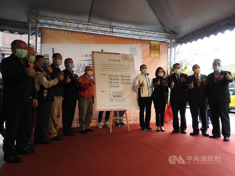 宜蘭縣蘇澳區漁會28日到新北市板農活力超市舉辦黑鮪魚行銷活動,在漁業署長張致盛(右3)、宜蘭縣長林姿妙(右4)及新北市長侯友宜(右5)見證下,蘇澳區漁會與雙北的6個農會共同簽署合作意向書。中央社記者王鴻國攝 110年11月28日