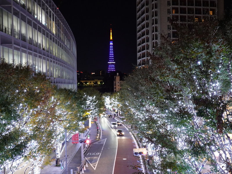 東京六本木Hills的六本木櫸坂通耶誕彩燈活動11月10日起至12月25日舉辦。在約400公尺路面兩旁路樹點綴著約70萬顆藍、白色燈光,遠處東京鐵塔光雕,呈現不同耶誕氣氛。圖為11月11日景色。中央社記者楊明珠東京攝 110年11月28日