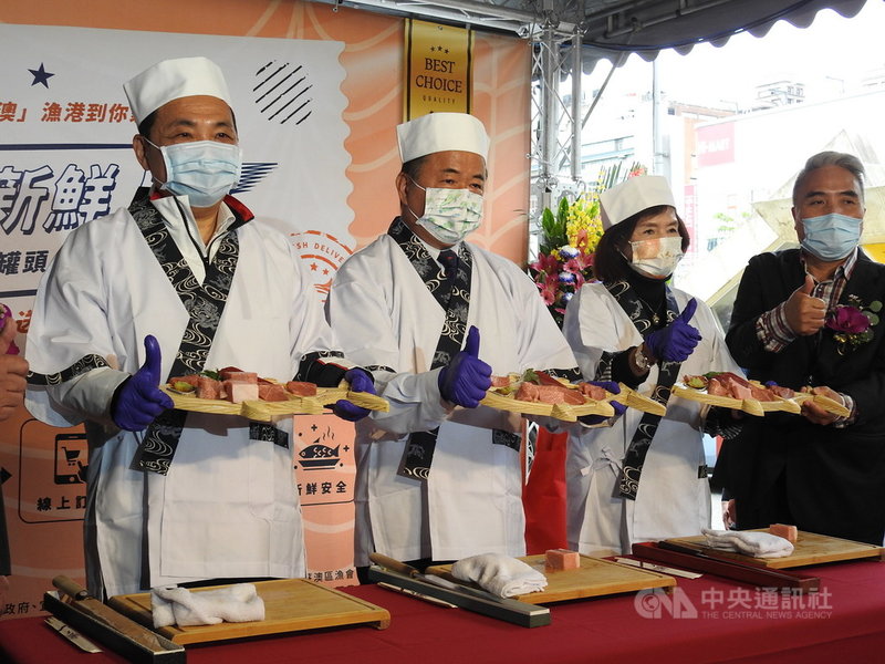 宜蘭縣蘇澳區漁會28日到新北市板農活力超市舉辦黑鮪魚行銷活動,新北市長侯友宜(左起)、漁業署長張致盛、宜蘭縣長林姿妙出席,一同秀美食。中央社記者王鴻國攝 110年11月28日